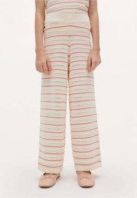 Strikkede bukser med vidde i cremefarvet med rosa og beige striber, der har et struktureret mønster og en ribbet høj talje. Blødt, let stof.