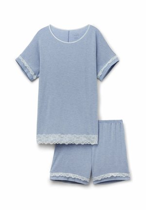 Svetle modrý set s krátkým rukávem a šortkami s bílou krajkou na manžetách rukávů, lemu a okrajích šortek, na bílém pozadí.