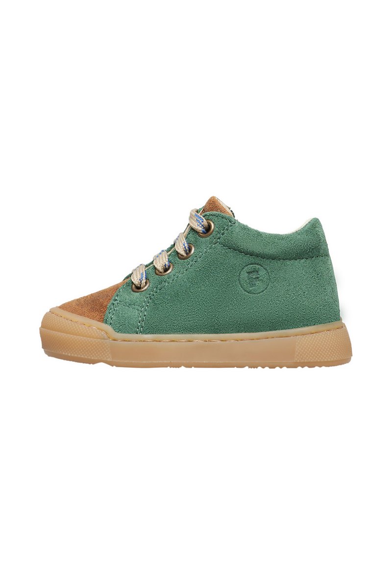 Sneaker in suede verde e beige con suola in gomma, lacci tondi e colletto imbottito. Presenta un logo sul lato e cuciture a contrasto.