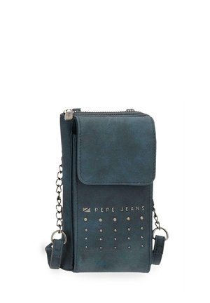 Bolso bandolera compacto de color verde azulado oscuro con solapa, cremallera, correas de cadena metálica, detalles de tachuelas y el logo "PEPE JEANS" en el frente.
