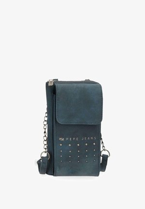 Bolso bandolera compacto de color verde azulado oscuro con solapa, cremallera, correas de cadena metálica, detalles de tachuelas y el logo "PEPE JEANS" en el frente.