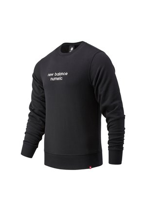 Schwarzer Pullover aus einem weichen, glatten Stoff. Verfügt über einen Rundhalsausschnitt, gerippte Bündchen und Saum sowie weißen, bestickten Text auf der Vorderseite.