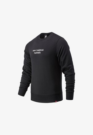 Schwarzer Pullover aus einem weichen, glatten Stoff. Verfügt über einen Rundhalsausschnitt, gerippte Bündchen und Saum sowie weißen, bestickten Text auf der Vorderseite.