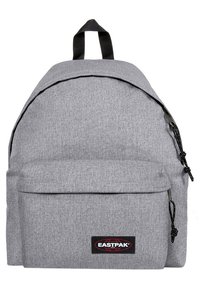 Grauer Stoff-Rucksack mit abgerundetem oberen Ende, Fronttasche und Logopatch. Verfügt über dicke schwarze Träger und einen Reißverschluss.