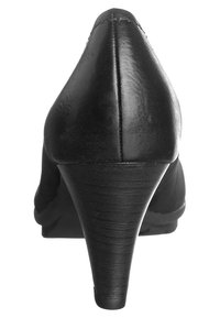 Černá lodička na vysokém podpatku s špičatou špičkou, vyrobená z hladké kůže, s úzkým podpatkem s texturovaným povrchem a bezšvovým designem.