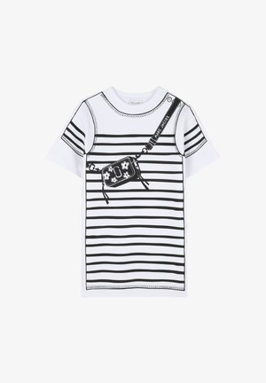 T-shirt blanc à manches courtes avec des rayures horizontales noires. Présente une poche noire imprimée avec un motif floral et un détail de bretelle sur l'épaule.