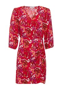 Robe fleurie rouge avec un col en V, des manches trois-quarts et des détails froncés sur les côtés. Présente des motifs floraux vibrants rose et marron sur le tissu.