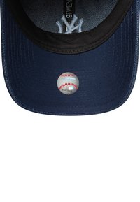 Casquette de baseball bleu marine avec une visière courbée. L'intérieur présente un graphique circulaire d'un baseball avec des détails de couture rouge.