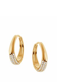 Złote kolczyki w kształcie obręczy, charakteryzujące się gładkim wzornictwem z teksturowanym fragmentem ozdobionym małymi przezroczystymi kamieniami na dolnej krawędzi.