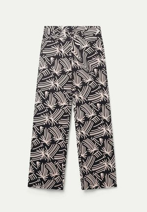 Pantalones de tela negra con un patrón de hojas de palma blancas, con piernas anchas, una cintura alta y un corte recto.