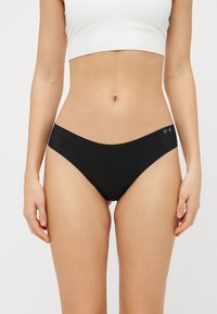 Fekete bikini alsó, sima felülettel, alacsony derékkivágással és minimalista dizájnnal. Az oldalon egy kis logó található a márkaazonosítás érdekében.
