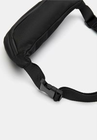 Curea din nylon negru cu o secțiune căptușită, având un cataramă din plastic și lungime ajustabilă. Textură netedă cu un design minimalist.