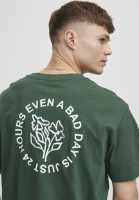 Solid SDGekko - T-shirts print - pineneedle