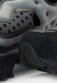 Reebok LTD 11 BY BORIS BIDJAN SABERI INSTAPUMP FURY MID UNISEX - Sneaker low - black