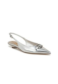 Zilver metallic slingback schoen met spitse neus, lage hak en een decoratieve gesp. Glad oppervlak met een glanzende afwerking, eenvoudig ontwerp.