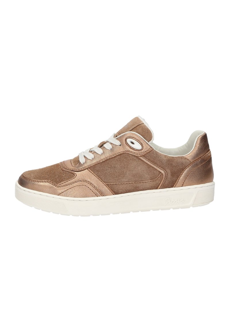 Braune Wildleder- und metallische Leder-Sneaker mit weißer Gummisohle, flachen Schnürsenkeln und Akzentnähten. Verfügt über ein Belüftungsloch an der Seite.
