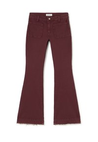 Pantalones acampanados burdeos con bolsillos frontales, trabillas para el cinturón, cierre de botón y dobladillos ligeramente deshilachados.