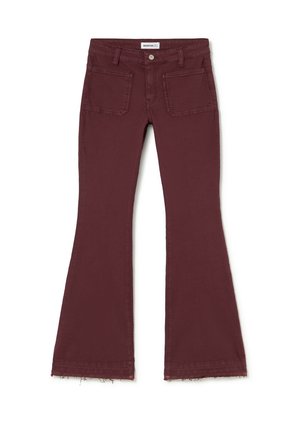 Pantalones acampanados burdeos con bolsillos frontales, trabillas para el cinturón, cierre de botón y dobladillos ligeramente deshilachados.