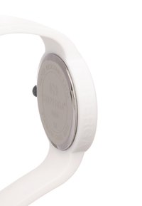 Reloj de silicona blanca con fondo de acero inoxidable, con logotipo en relieve y forma redonda. Muestra una clasificación de resistencia al agua de 3 ATM.
