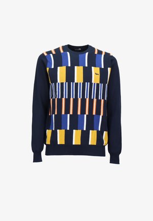 Suéter azul y marino con un patrón geométrico en amarillo, blanco y naranja. Presenta un escote redondo y mangas largas.