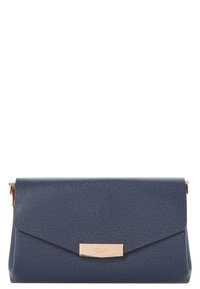 Granatowa, teksturowana torebka kopertówka ze sztucznego materiału z klapką, zdobiona złotą okuciami z przodu. Elegancka i kompaktowa.