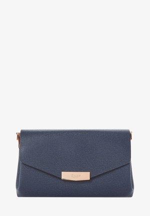 Námořnická modrá texturovaná syntetická kabelka s klopovým designem, na přední straně s akcentem ve zlatém tónu. Elegantní a kompaktní.