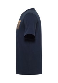 Marineblå kortærmet t-shirt med en rektangulær orange grafik på brystet, vist fra siden på en hvid baggrund.