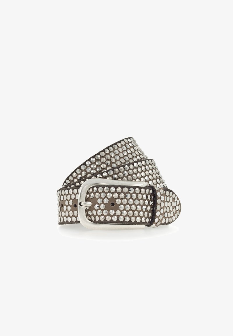 Cinturón metálico con tachuelas en gris y hebilla plateada. Presenta una superficie texturizada con tachuelas redondeadas y un forro de cuero suave.