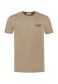 Beige T-shirt met korte mouwen en ronde hals, met een klein donker tekstlogo "Pure Path" op de linkerkant van de borst.