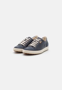 Marineblaue Leder-Sneaker mit cremefarbenen Schnürsenkeln, abgerundetem Zehenbereich und strukturiertem Gummisohle. Mit einem kleinen Logo-Akzent an der Seite.