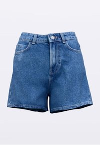 Gaiši zilas džinsa šorti ar augstu vidukli. Ir priekšējās kabatas, pogu aizdare un taisns piegriezums ar izplēstiem maliņām.