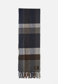 Șal din lână cu carouri în nuanțe de bleumarin, gri și maro, cu capete franjurate și o mici patch cu logo-ul Barbour de culoare neagră.