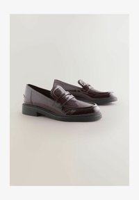 Unselected, berry red