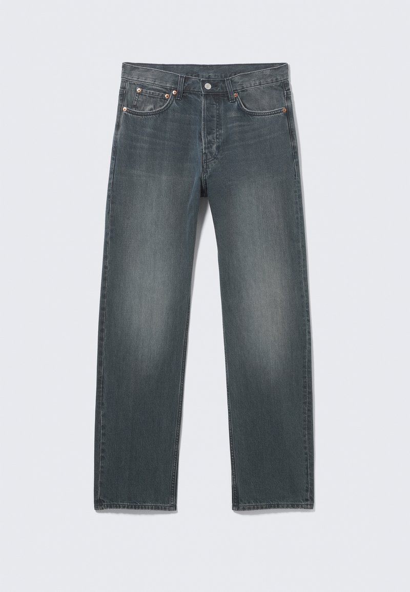 Jean en denim gris foncé à jambes droites avec poches avant, passants de ceinture, fermeture par bouton et détails délavés subtils.