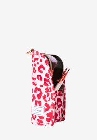 The Flat Lay Co. THE FLAT LAY CO. STANDING BRUSH CASE - Toalettmappe - pink leopard