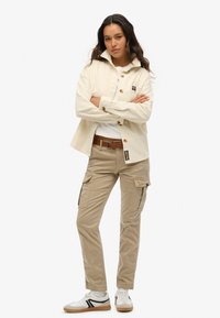 Superdry MID RISE SLIM - Cargobroek - stonewash taupe brown