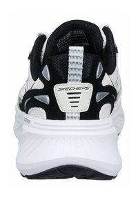 Witte en zwarte sport sneakers met een bovenwerk van mesh en synthetisch leer, een gevoerde zool en reflecterende accenten op de hiel.