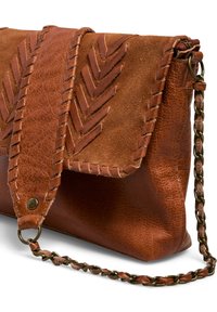 Pochette en cuir brun avec un motif en chevron, des accents tressés et une bandoulière en chaîne métallique. Panneau en daim texturé sur le devant.