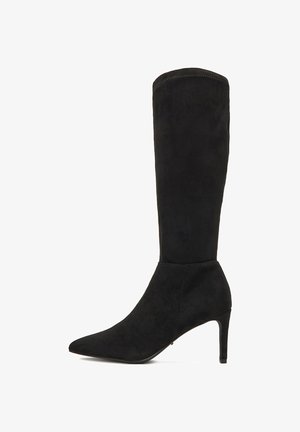 Čierna semišová čižma po kolená s špicatou špičkou a úzkym vysokým podpätkom, bočný pohľad na bielom pozadí.