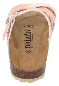 Růžová sandál s korkovou podrážkou, vybavená texturovanou stélkou a ozdobným páskem. Název značky "Palado" je vyražen uvnitř.