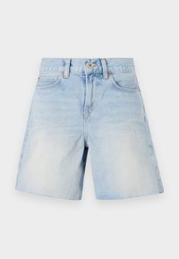 Shorts en denim bleu clair à taille haute, avec cinq poches et une fermeture à bouton. Présente un léger délavage et une couture résistante.