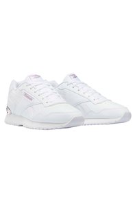 Sneakers sintetici bianchi con parte superiore liscia, design con lacci, colletto imbottito e discreto logo Reebok. Suola in gomma testurizzata per una buona aderenza.
