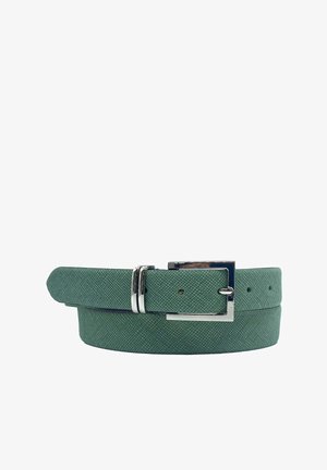 Ceinture texturée verte en matériau synthétique avec une boucle en métal argenté et des accents rectangulaires, dotée de plusieurs trous d'ajustement.
