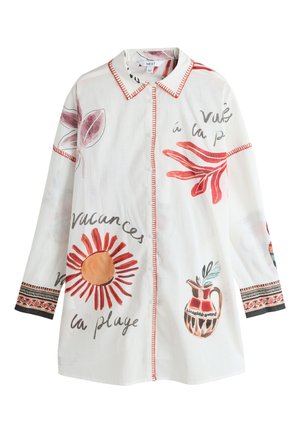 Biela košeľa s dlhým rukávom, červeným vyšívaným golierom, oranžovými a červenými kvetinovými vzormi, francúzskym textom a dekoratívnymi vzormi na manžetách a prednej strane.