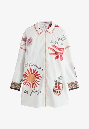 Fehér hosszú ujjú ing piros hímzett gallérral, narancs és piros virágmintákkal, francia szöveggel és díszítő mintákkal az ujjvégeken és az elején.