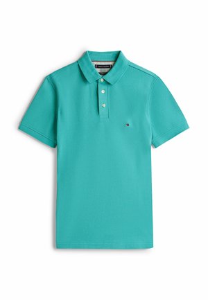 Camisa polo turquesa hecha de algodón texturizado. Presenta un cuello, tres botones, mangas cortas y un pequeño logo en el pecho.
