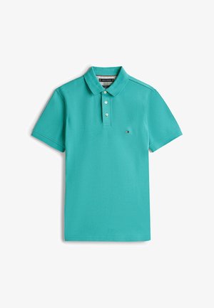 Camisa polo turquesa hecha de algodón texturizado. Presenta un cuello, tres botones, mangas cortas y un pequeño logo en el pecho.