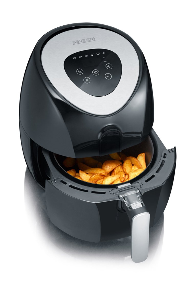 Schwarze Heißluftfritteuse mit einer Edelstahloberfläche, digitalem Bedienfeld und einem durchsichtigen Korb, der goldbraune Kartoffelspalten zeigt.