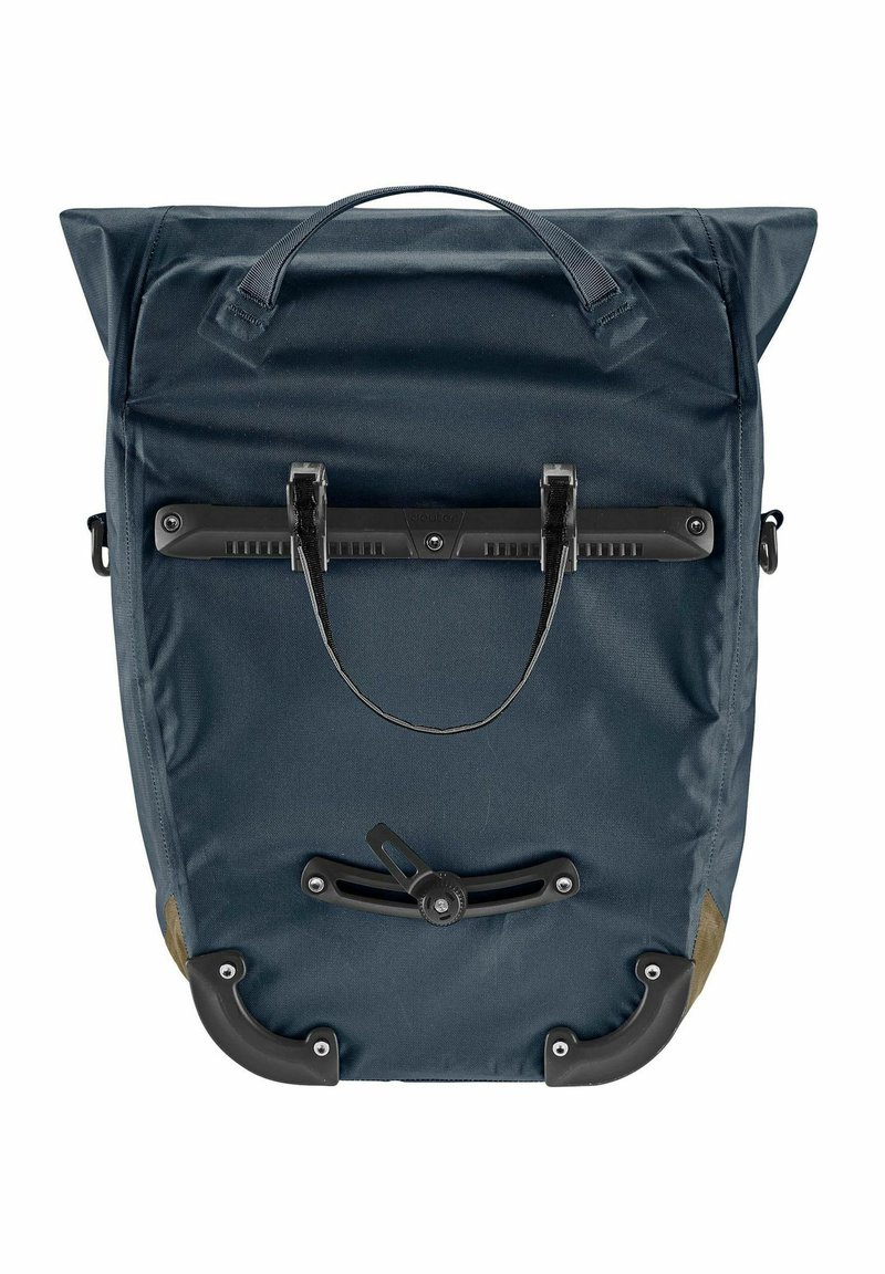 Mochila de rollo azul marino hecha de tela durable, con un asa superior, correas ajustables y detalles de hardware negro.