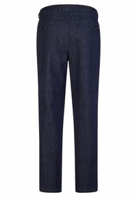 Donkerblauwe rechte broek met knoopzakken aan de achterkant en riemlussen, van achteren weergegeven op een witte achtergrond.